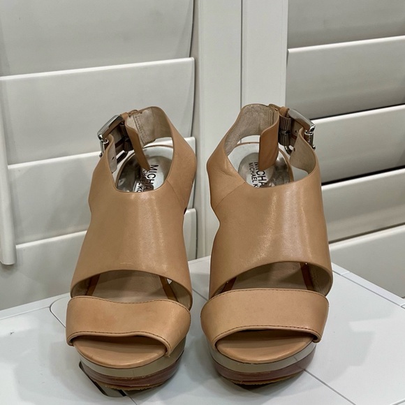 EUC Beige Michael Kors Platform Pump Sz 8 1/2 - Picture 6 of 12